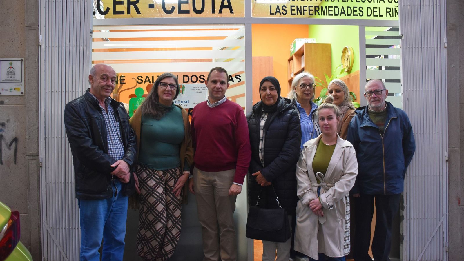 Miembros de la nueva Junta Directiva de ALCER y sus tres trabajadoras, a las puertas de la sede tras la constitución del equipo