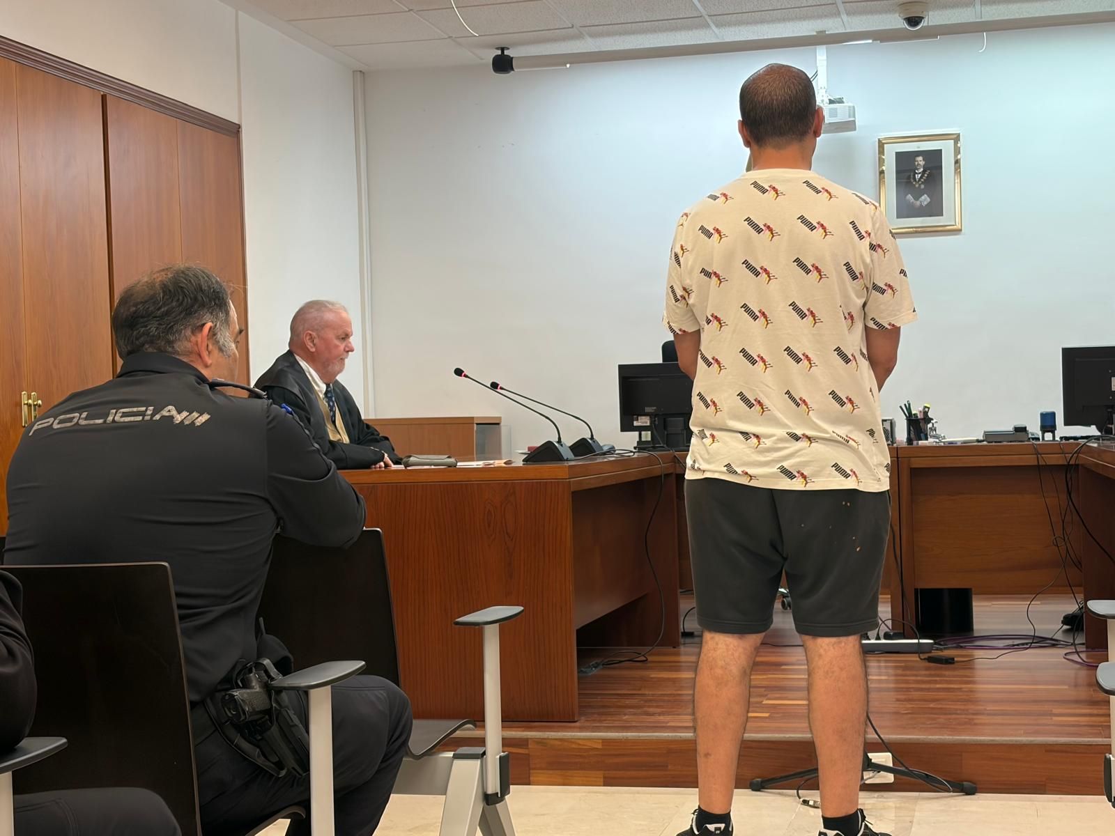 El acusado de robar y maltratar a su madre, este jueves frente al tribunal.