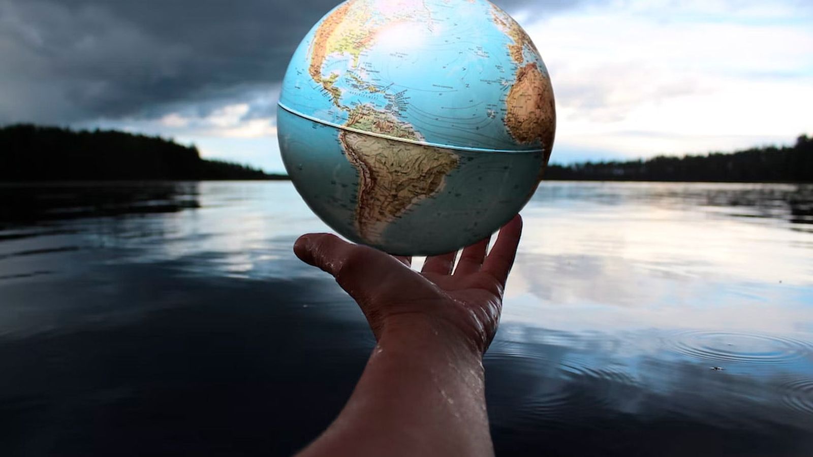 Mano sosteniendo el Mundo.