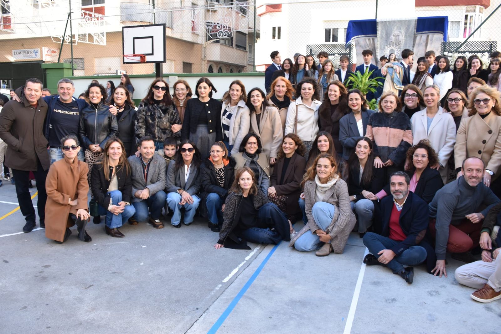 El Colegio La Inmaculada celebra su tradicional ofrenda floral a su virgen