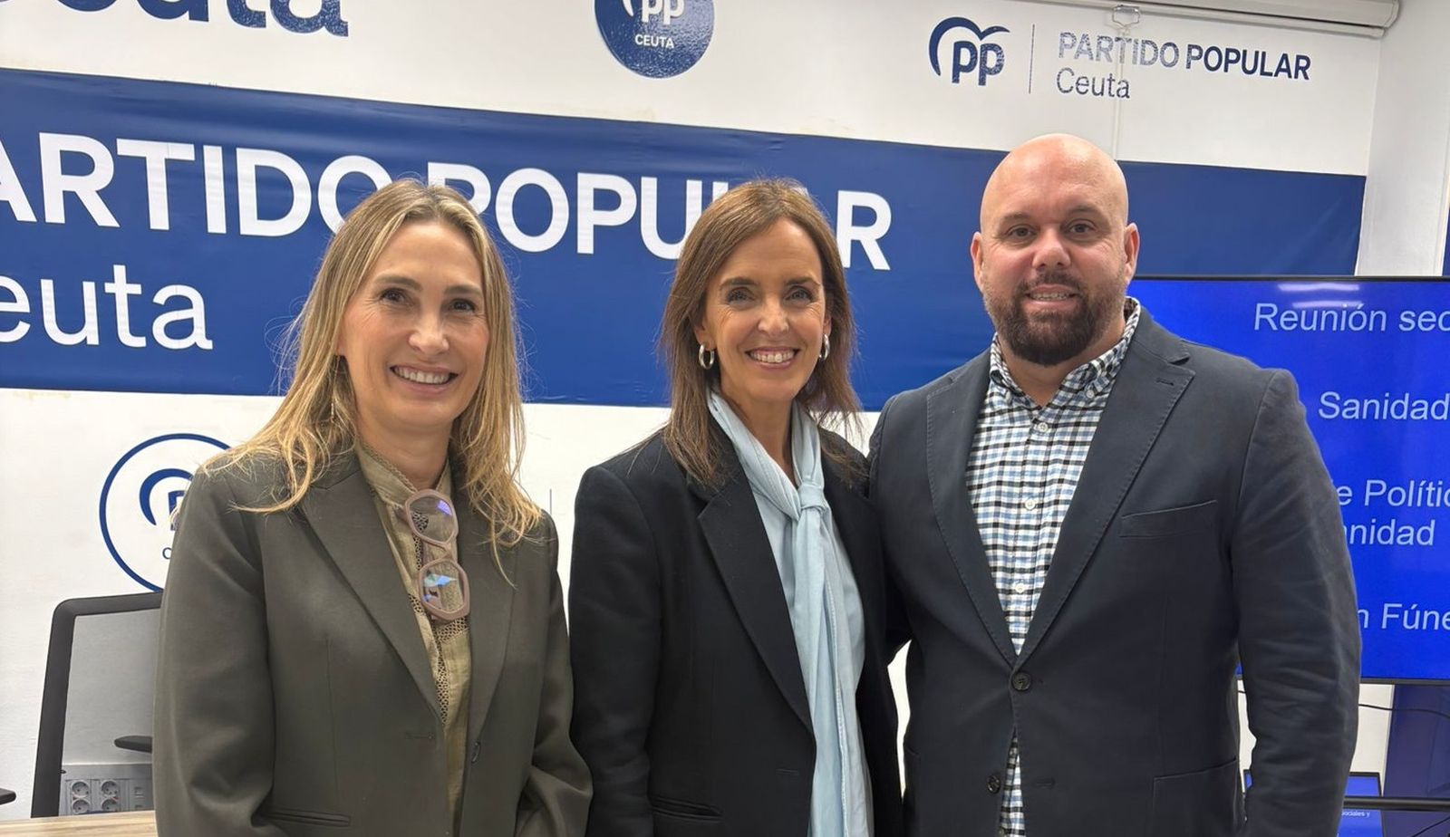 El secretario del sector de sanidad de CSIF, Alejandro Artero, junto a Carmen Fúnez y a la senadora Cristina Díaz