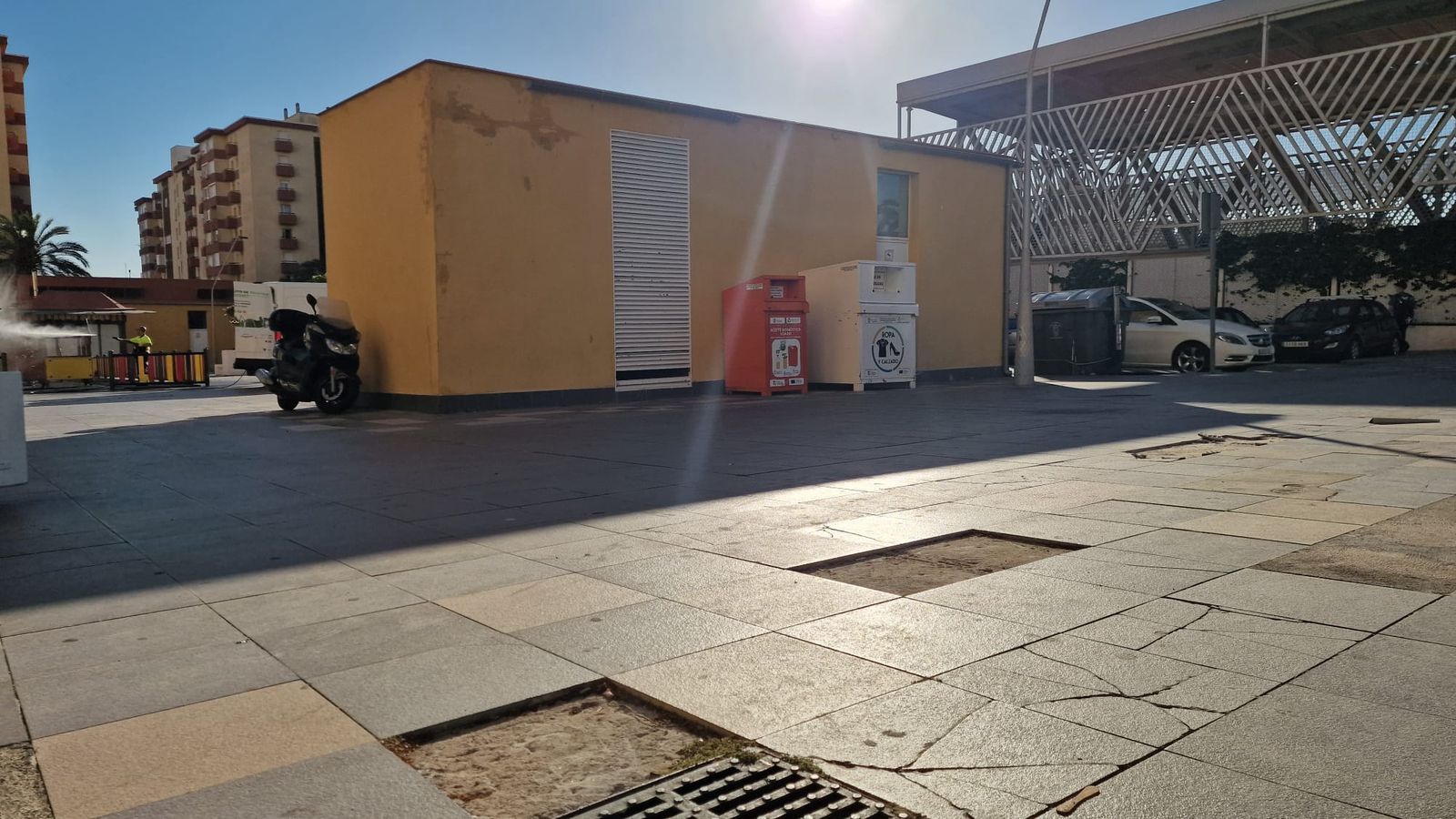 La plaza se encuentra junto al CEIP Ciudad de Ceuta y en la misma se encuentra un parque infantil