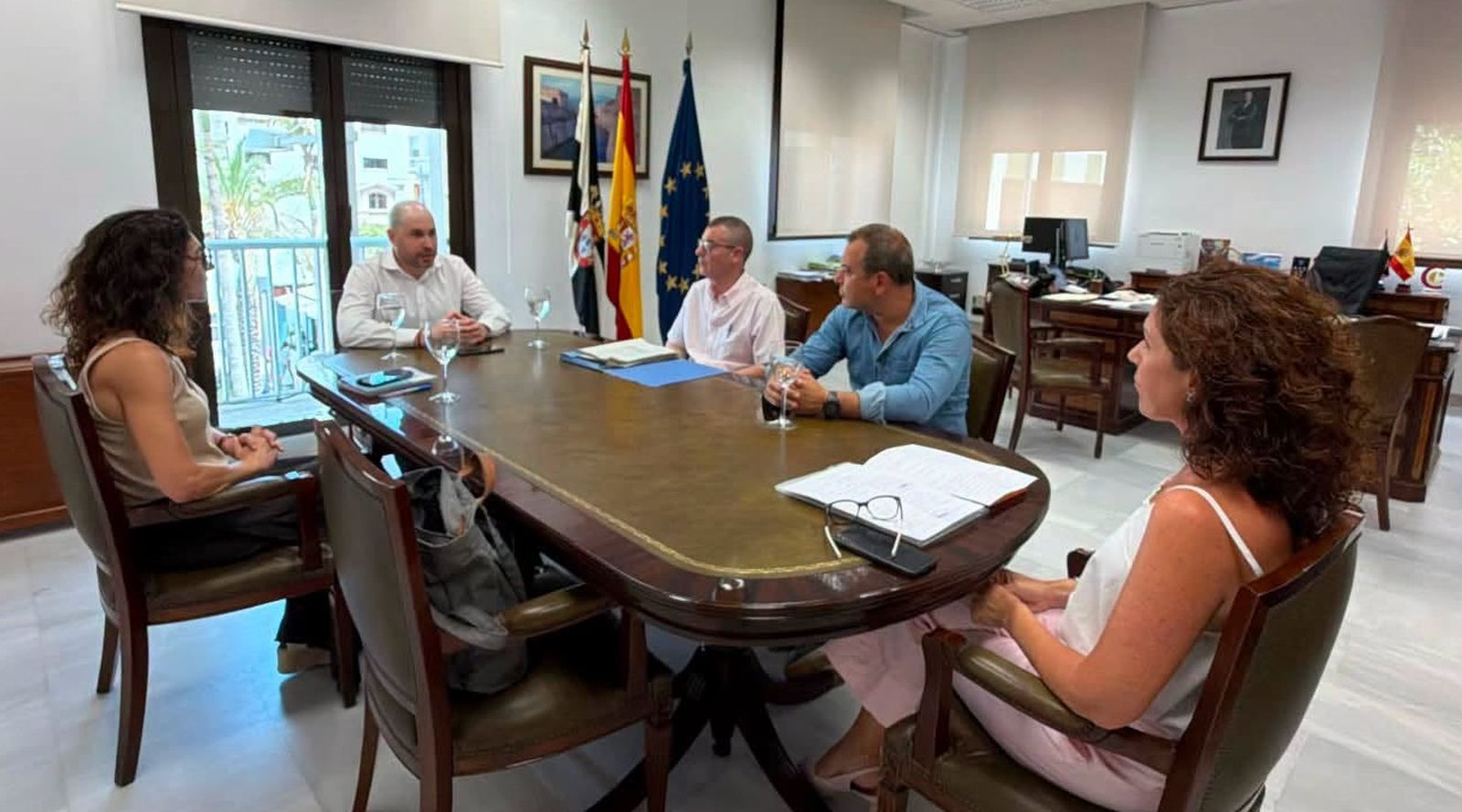 Reunión entre el delegado del Gobierno con la jefa y el veterinario de Sanidad Exterior