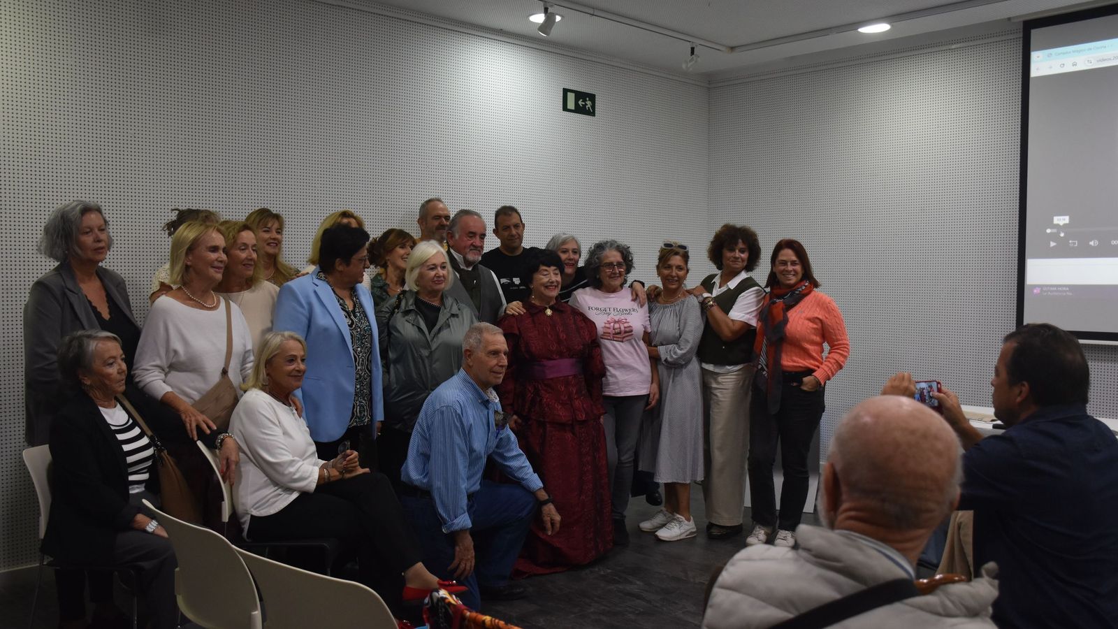 Miembros del club de lectura de la Adolfo Suárez se fotografían con los dos actores