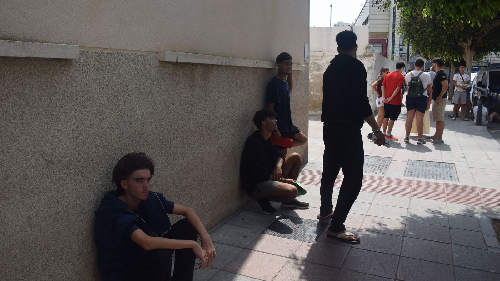 Migrantes a las puertas de la Jefatura Superior de Policía