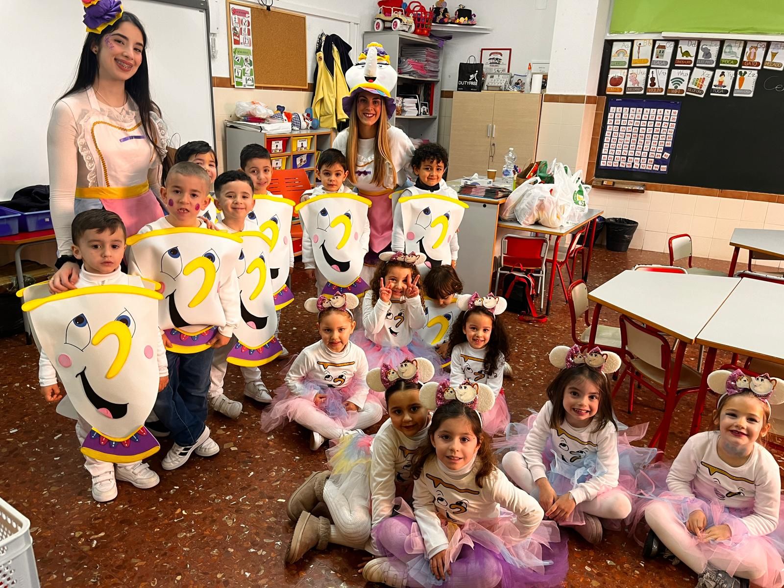 El 'Beatriz de Silva' protagoniza un pasacalles de cuento