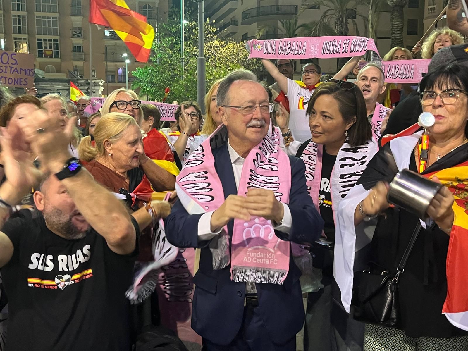 Ceuta no se rinde: Unos 200 ciudadanos vuelven a alzar la voz contra el Gobierno por la invasión
