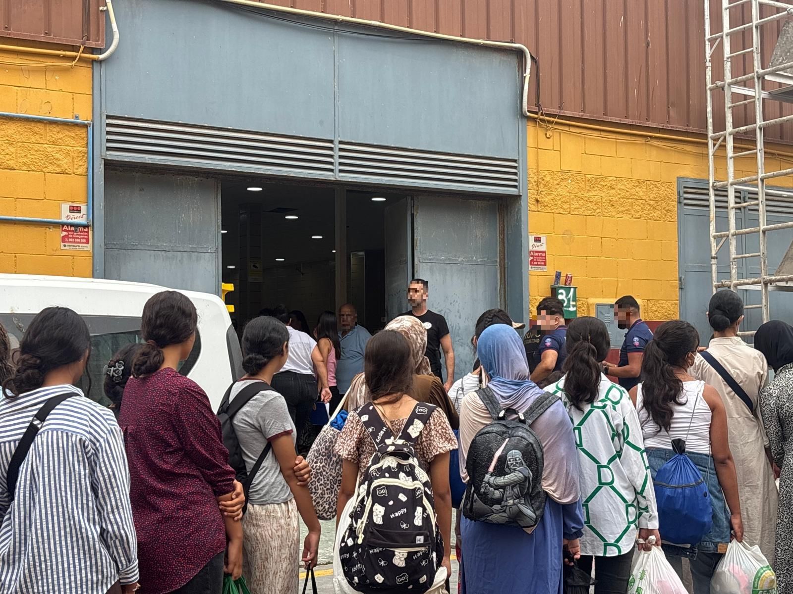 Niñas migrantes son trasladadas a un centro de menores en el Tarajal