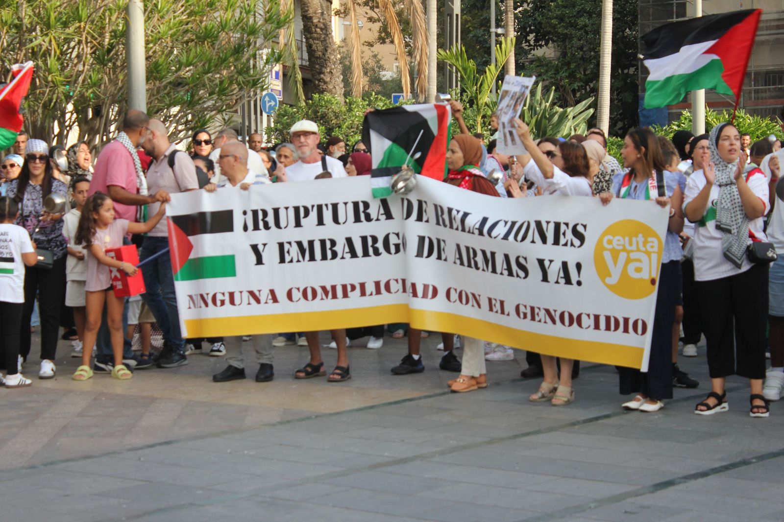Cacerolada en apoyo a Palestina en la Plaza de los Reyes, Ceuta, el 18 de septiembre de 2025