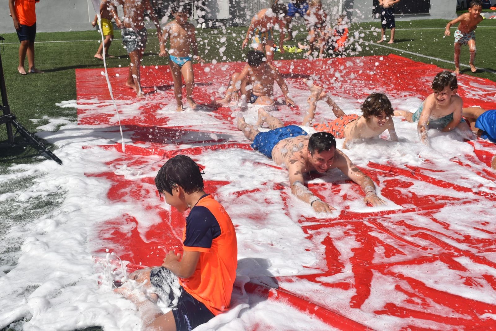 Fiesta de deporte, espuma y convivencia en el Campus de Verano ‘Emilio Cózar’