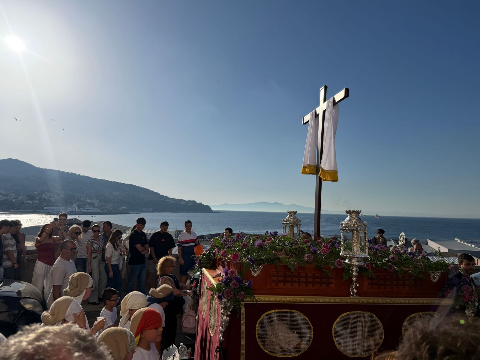 Emotiva procesión de la Cruz de Mayo de Parques de Ceuta por la barriada