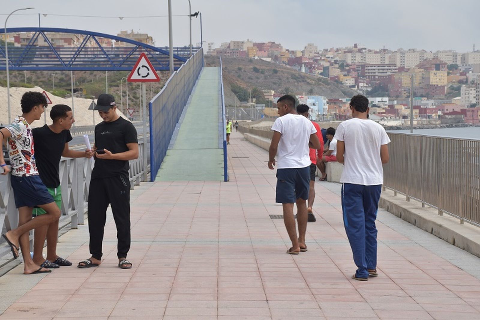 Migrantes solicitantes de asilo en los alrededores de la oficina de extranjería ubicada en el Tarajal.