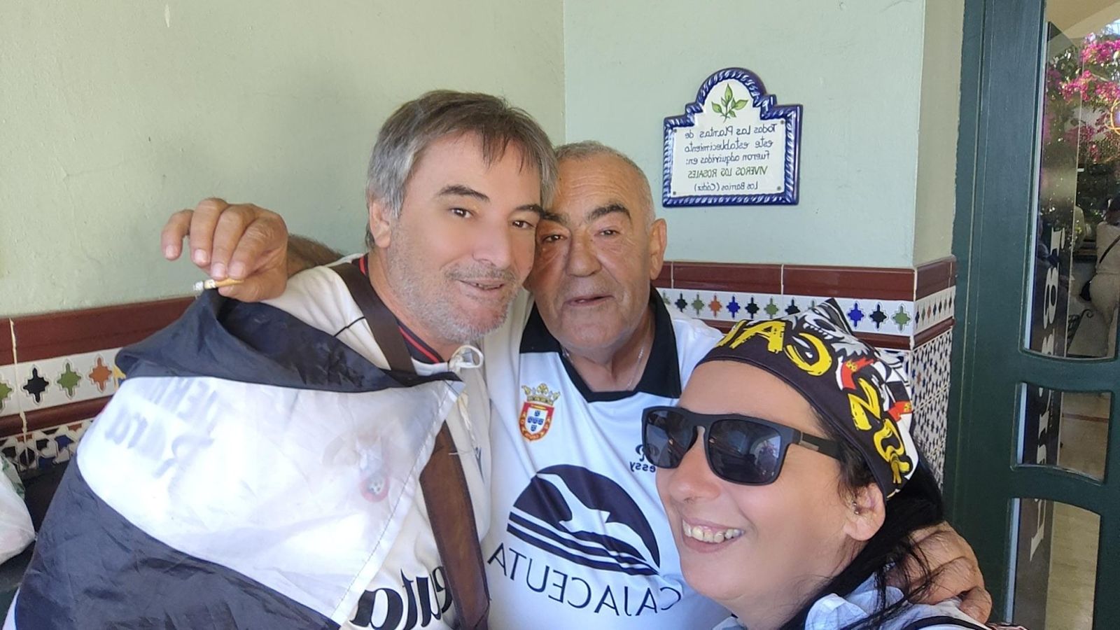 Aficionados ceutíes apoyando al Ceuta