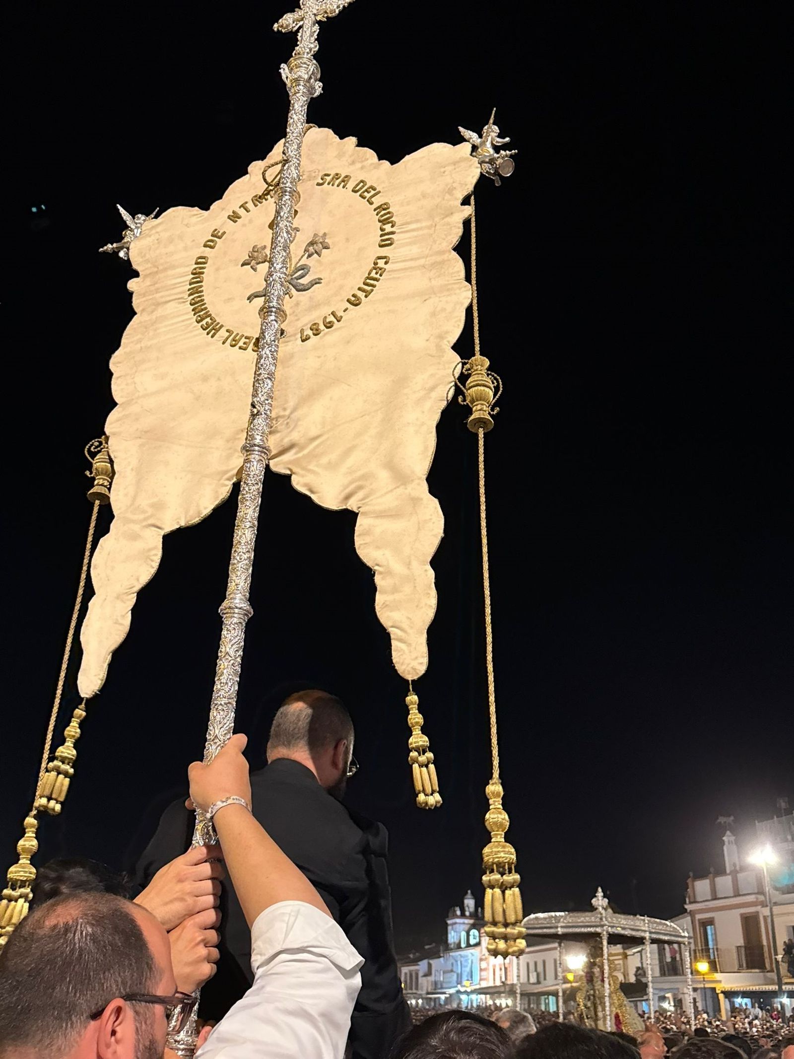 El padre Francisco Fernández Alcedo es cogido a hombros para rezar la Salve a la Virgen del Rocío