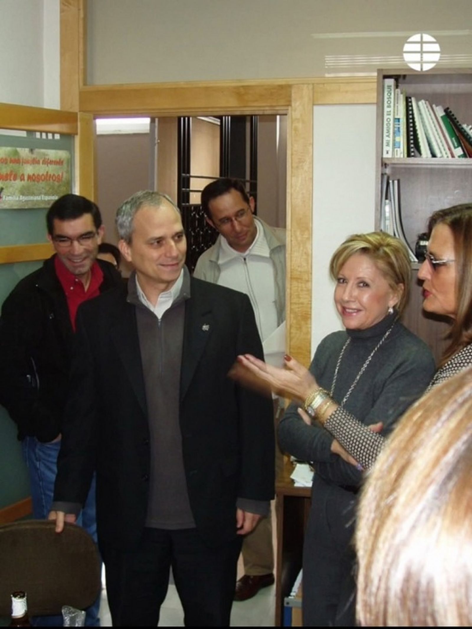 Esta es la fotografía que más de uno ha ubicado en Ceuta, pero se trata de una visita realizada por el ahora papa León XIV al Colegio San Agustín de Madrid, donde a la izquierda se observa al padre David Díez. FOTO CEDID