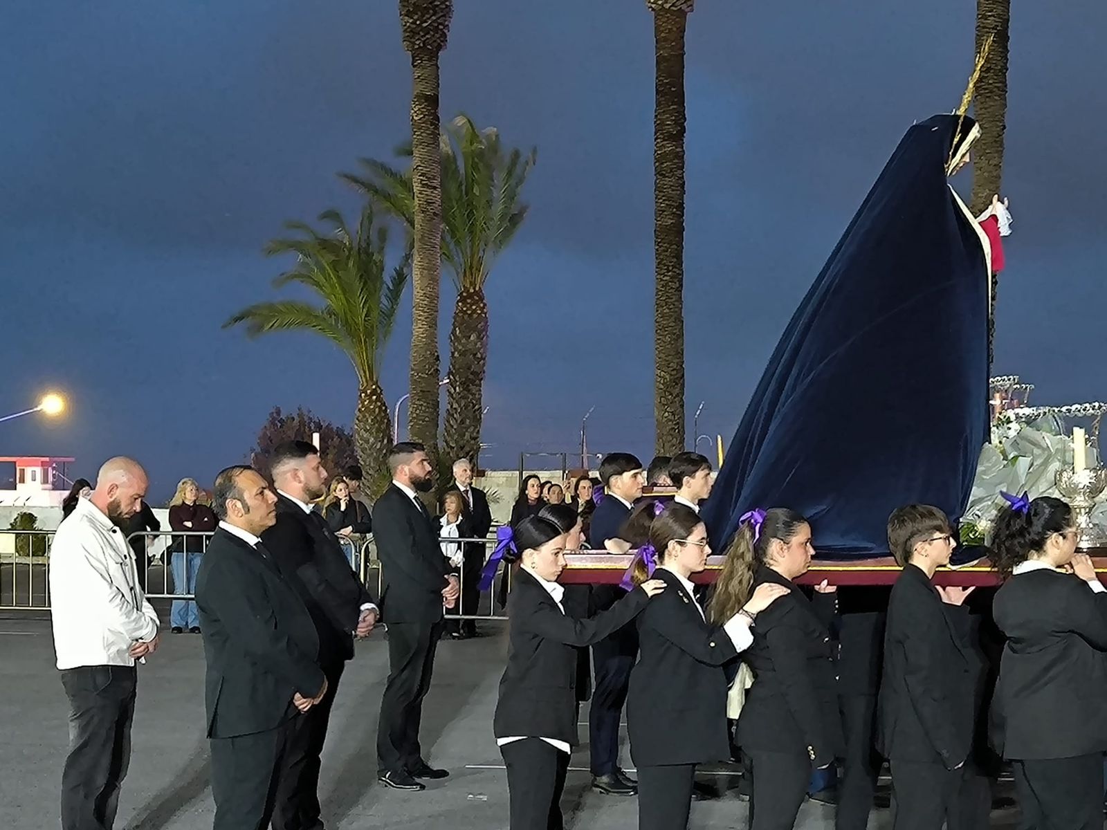El preso liberado a acompañado a las imágenes de la hermandad una vez firmada su libertad