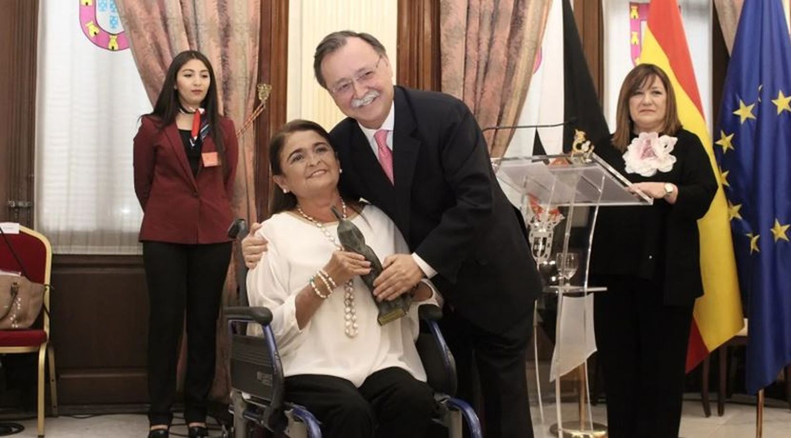 Medina, junto al presidente de la Ciudad tras recibir el Premio María de Eza en 2019