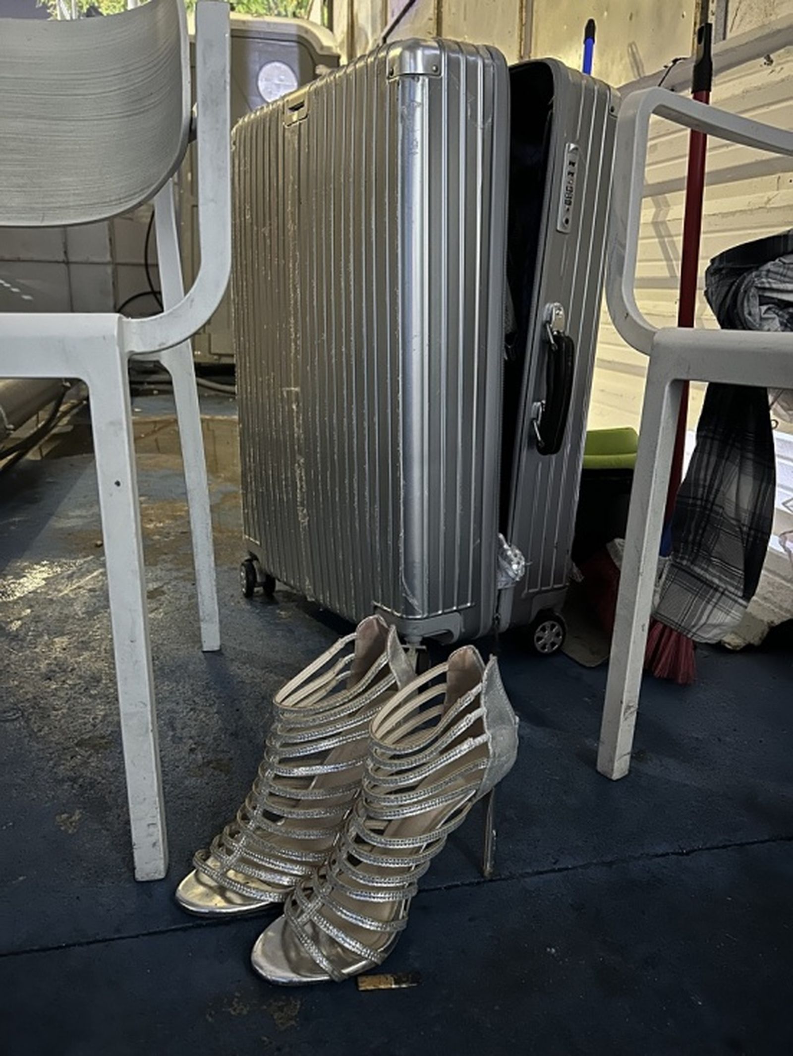 Zapatos que usa Manolito y su maleta-armario / FOTO G.S