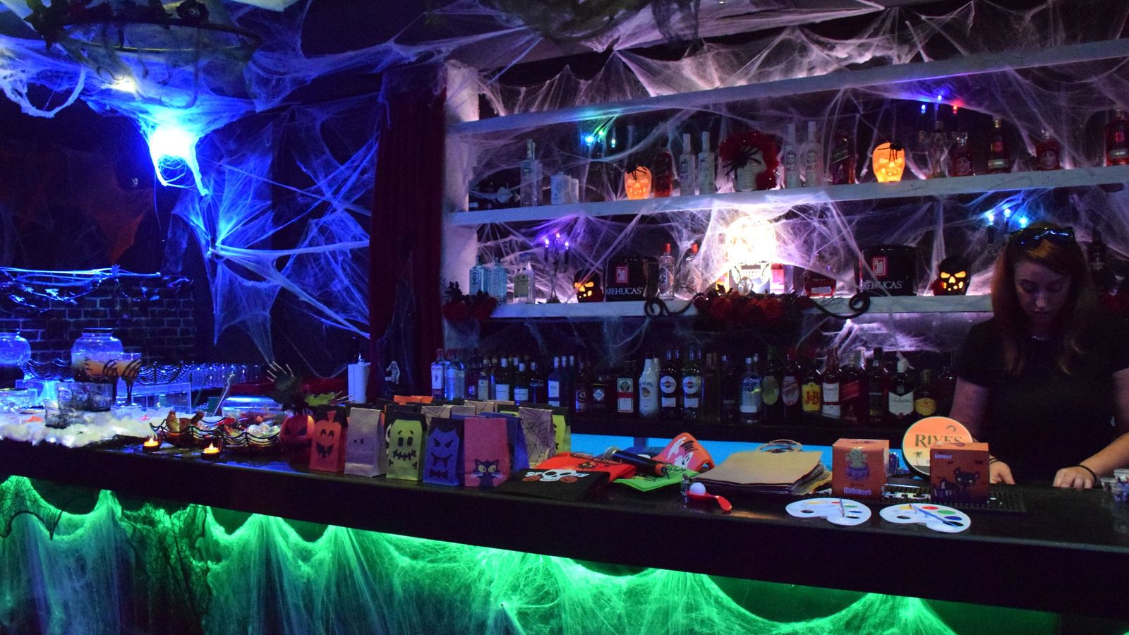 Taller de galletas y de pintura de calabazas por Halloween en la Sala Tamay a cargo de la empresa de eventos Sara Zein Taller de galletas y de pintura de calabazas por Halloween en la Sala Tamay a cargo de la empresa de eventos Sara Zein