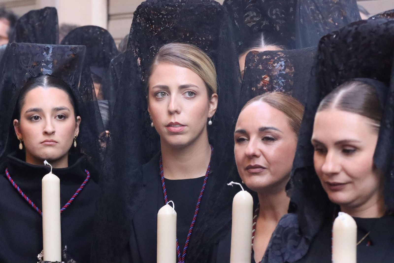 Cuarenta y cinco hombres bajo las trabajaderas y uno "ayudando desde el cielo"
