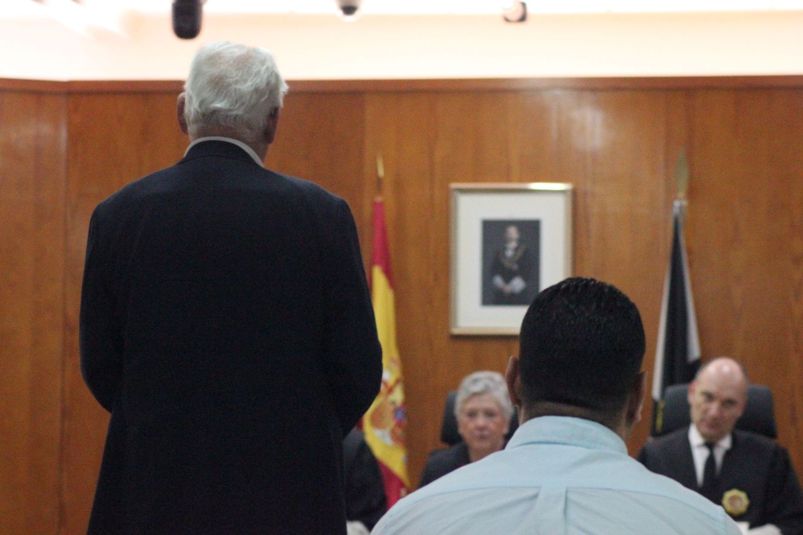 El doctor Cabrera (izqda.), psiquiatra de la mujer que denunció a su encargado (dcha.).