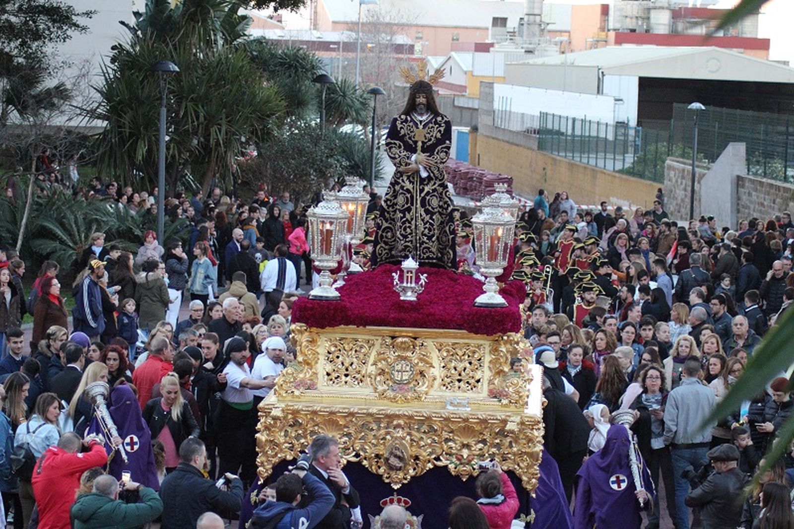 El cristo del Medinaceli en su paso procesionando por Ceuta. / FOTO EL PUEBLO