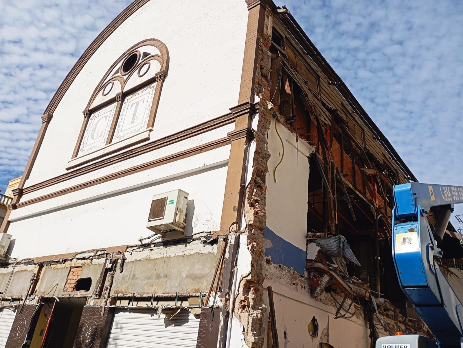 El edificio del Cervantes, ya en fase de demolición