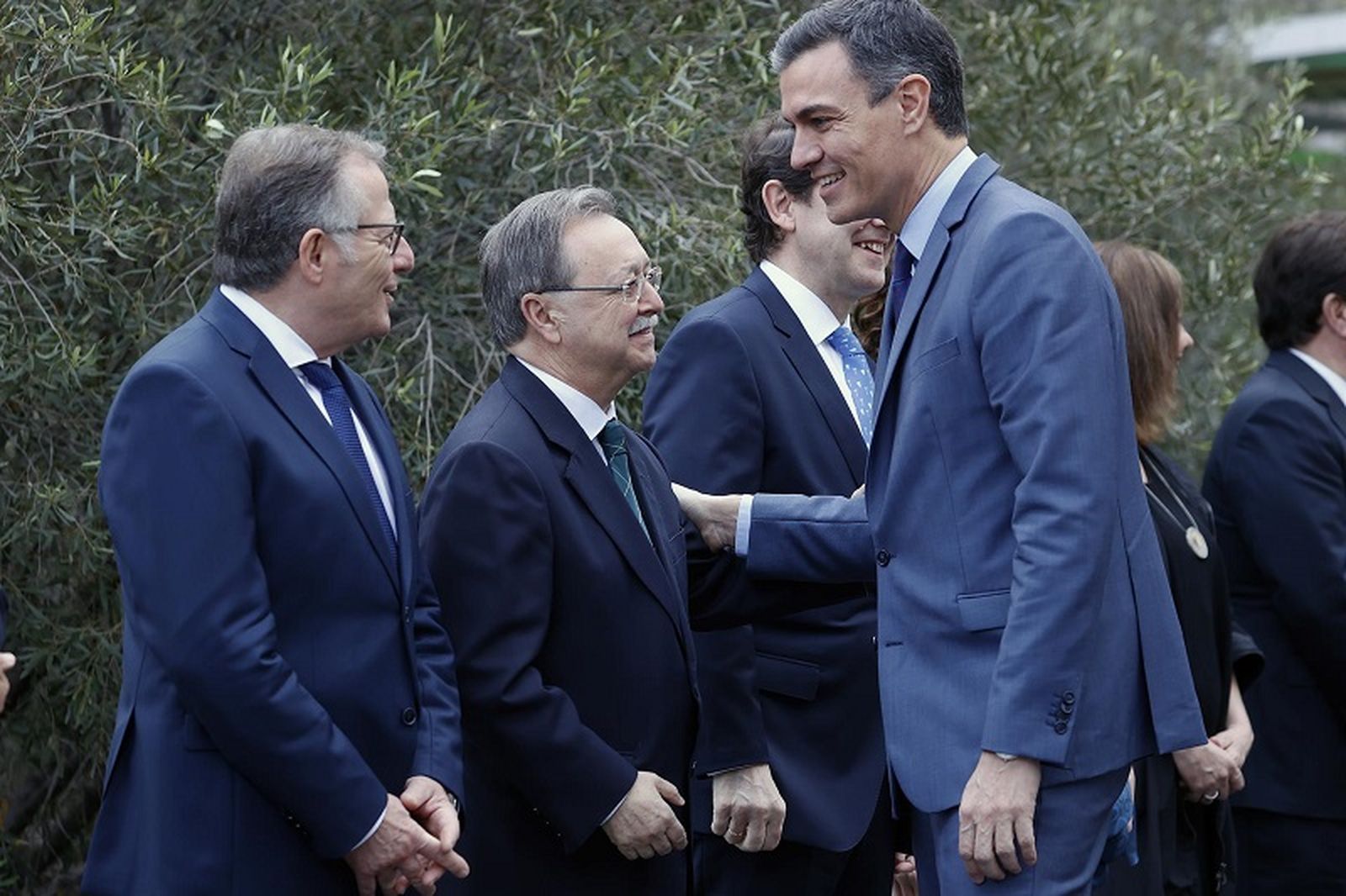 Vivas saludando a Sánchez antes de la Conferencia de Presidentes celebrada este viernes en Santander. / FOTO CEDIDA