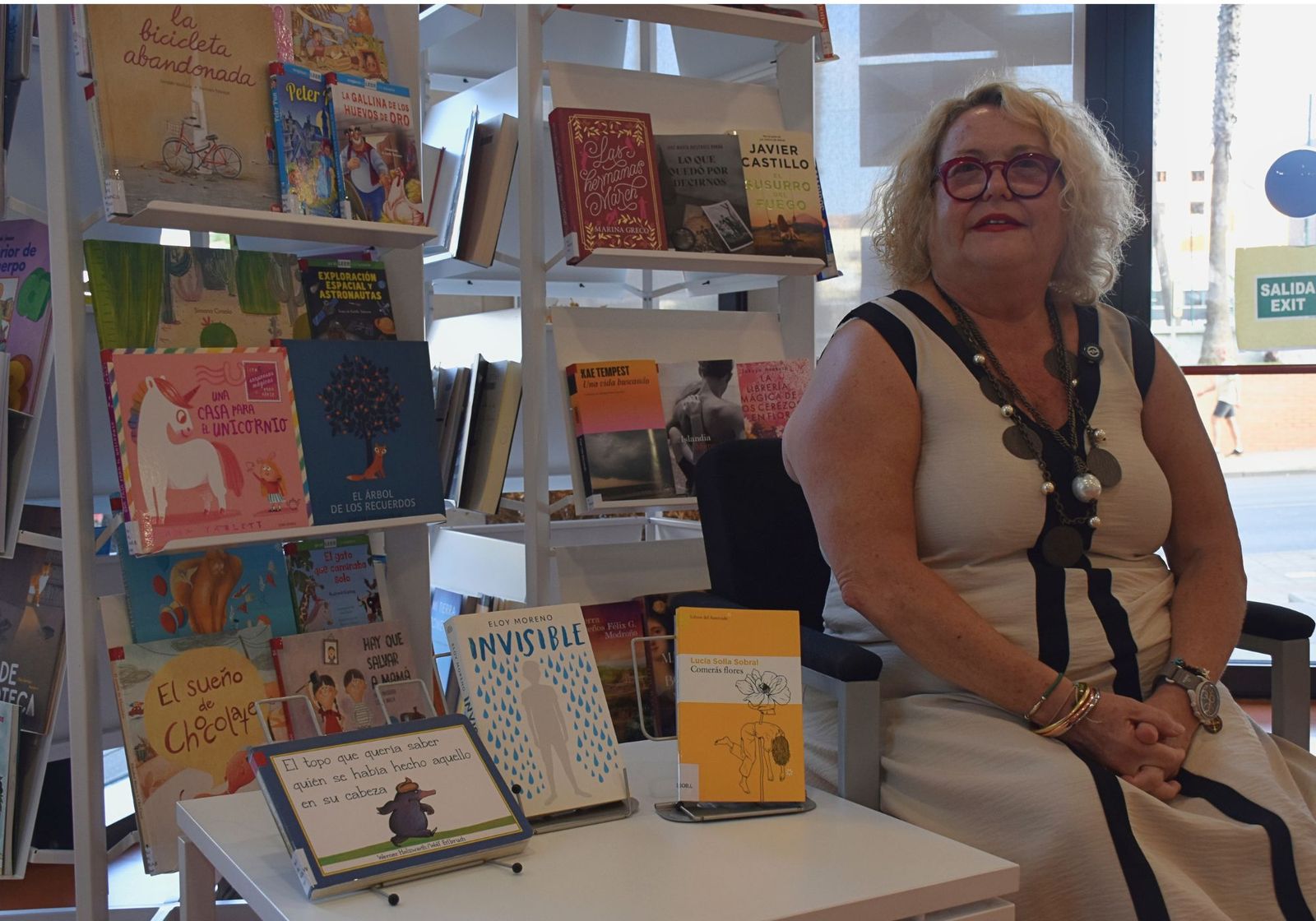 Yolanda Carbonell en su librería
