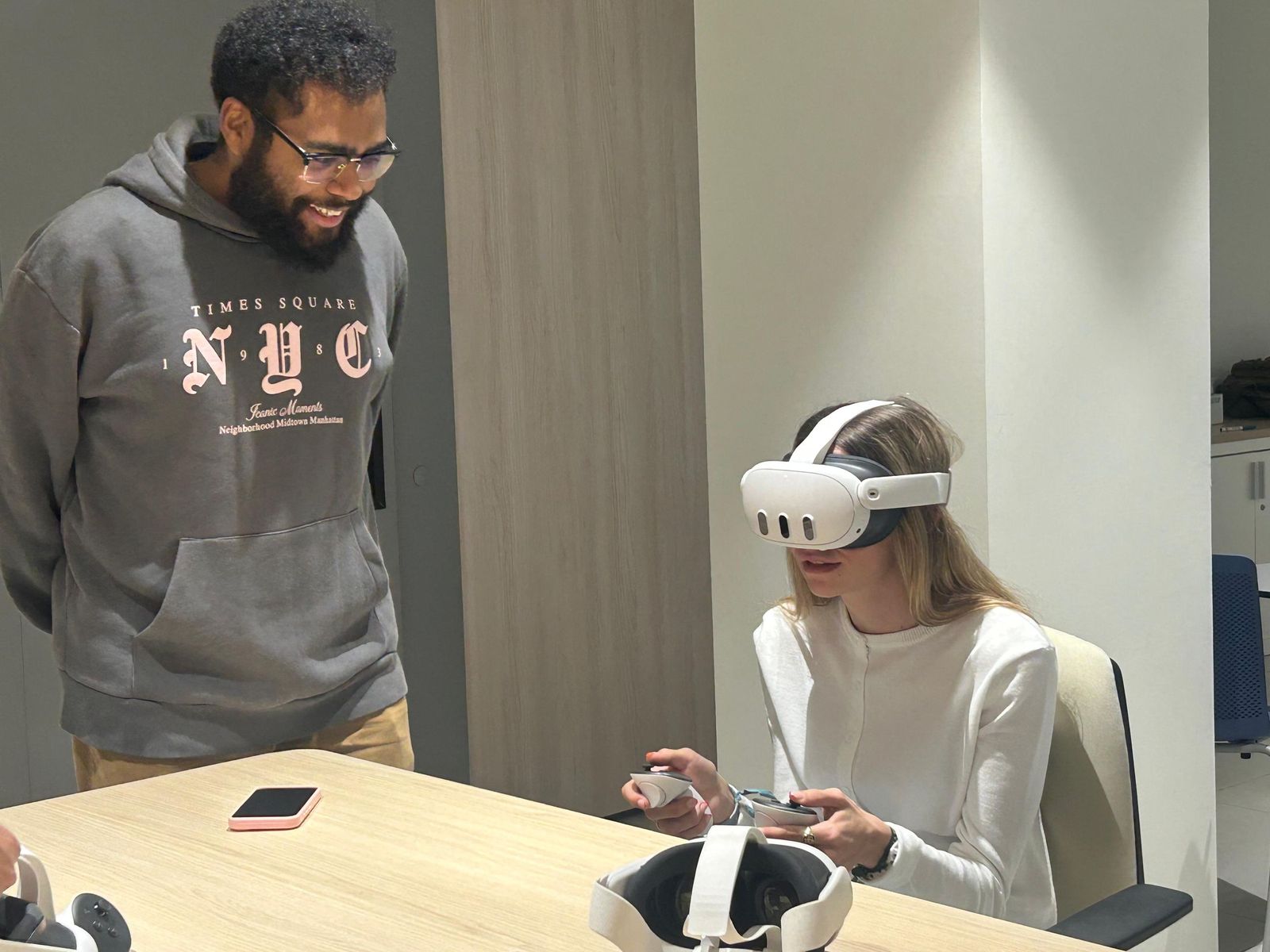 Una joven prueba las gafas de realidad virtual con la que los demandantes de empleo preparan las entrevistas de trabajo