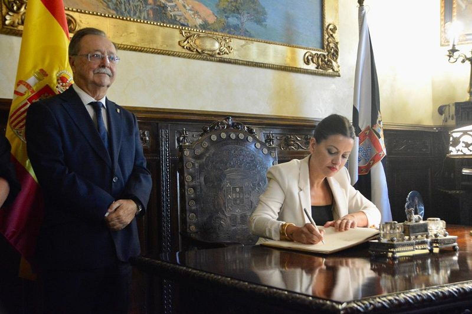 Sira Rego firmando en el libro de Honor de la Ciudad.