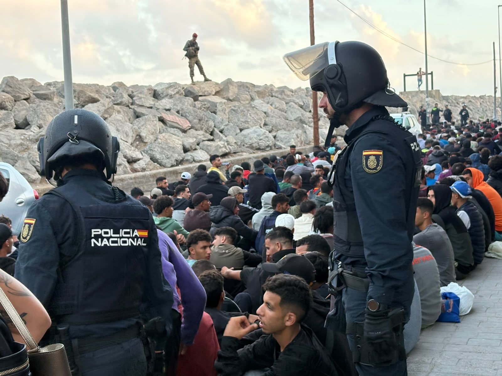Tenso traslado  de más de  3.000 migrantes de las playas de Ceuta a un nuevo centro temporal