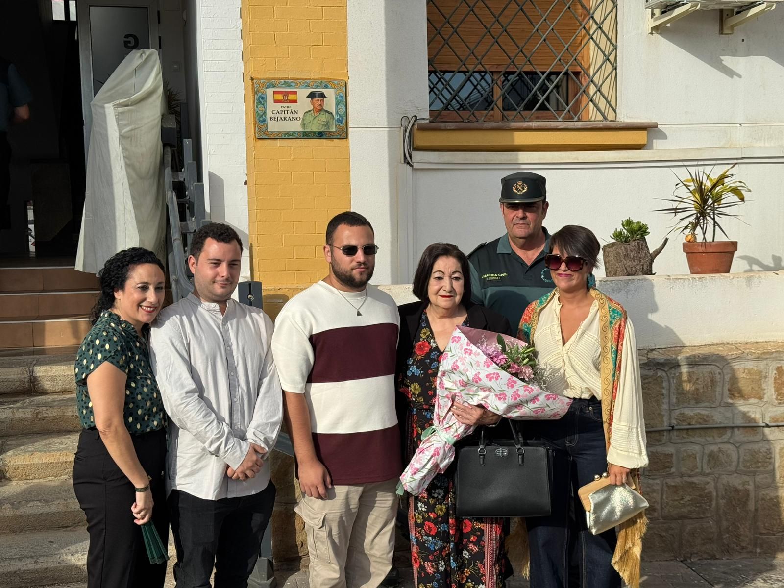 La viuda, hijas y nietos del capitán Bejarano posan, en compañía del coronel de la Guardia Civil, José María Jiménez, junto a la placa que desde hoy preside el Patio de la Bandera