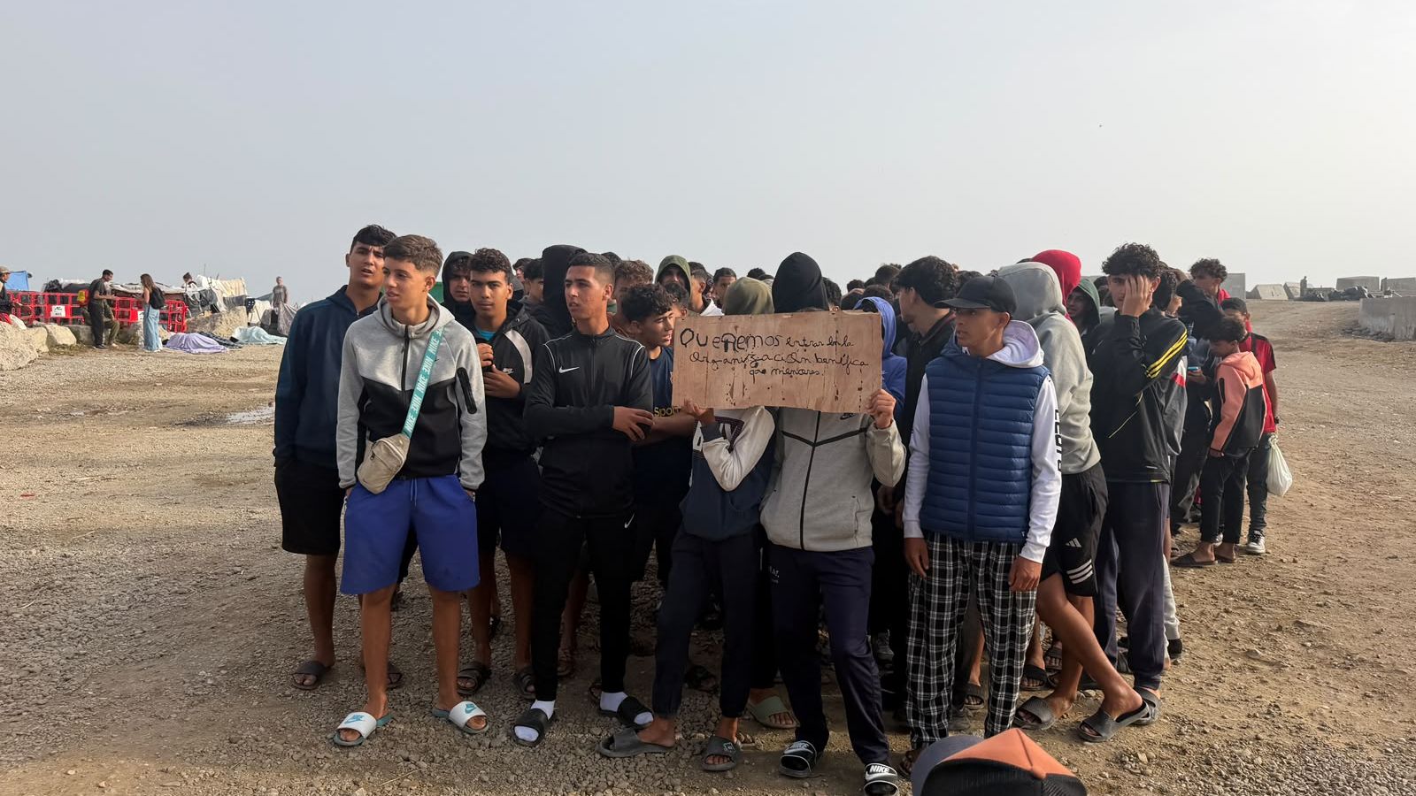 Concentración de menores migrantes solos en la playa del Trampolín para exigir acceder a recursos de acogida