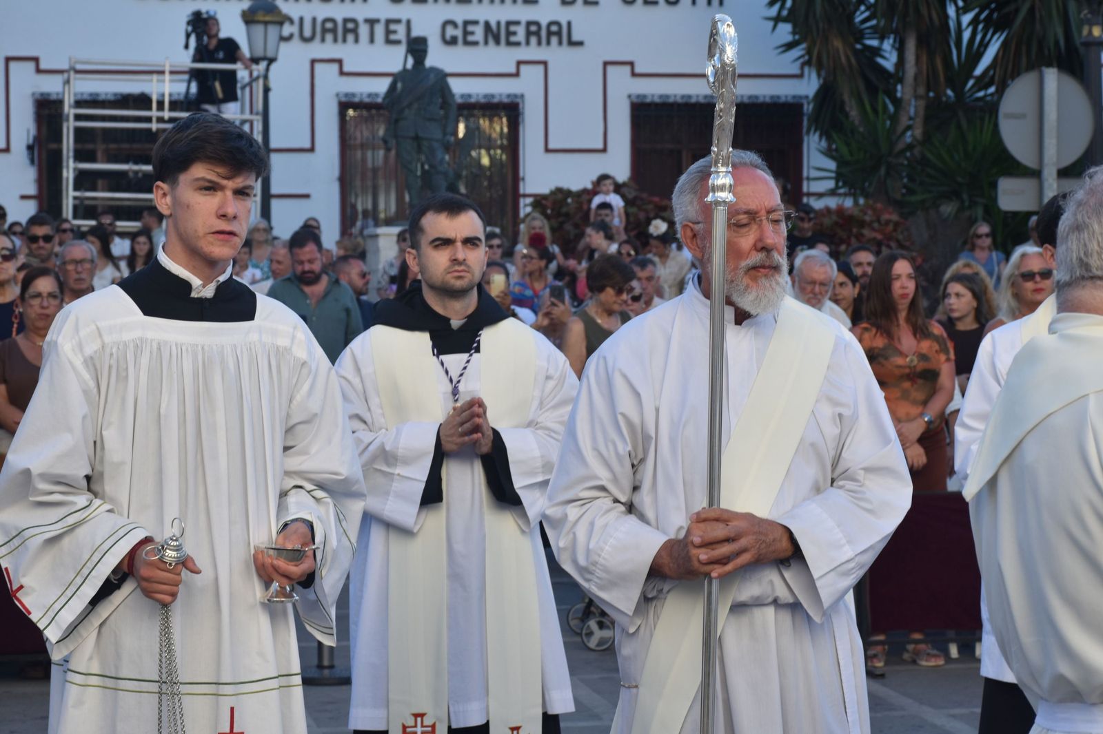 Los ceutíes vuelven a encontrarse con su Madre entre flores, esperanza y lágrimas contenidas
