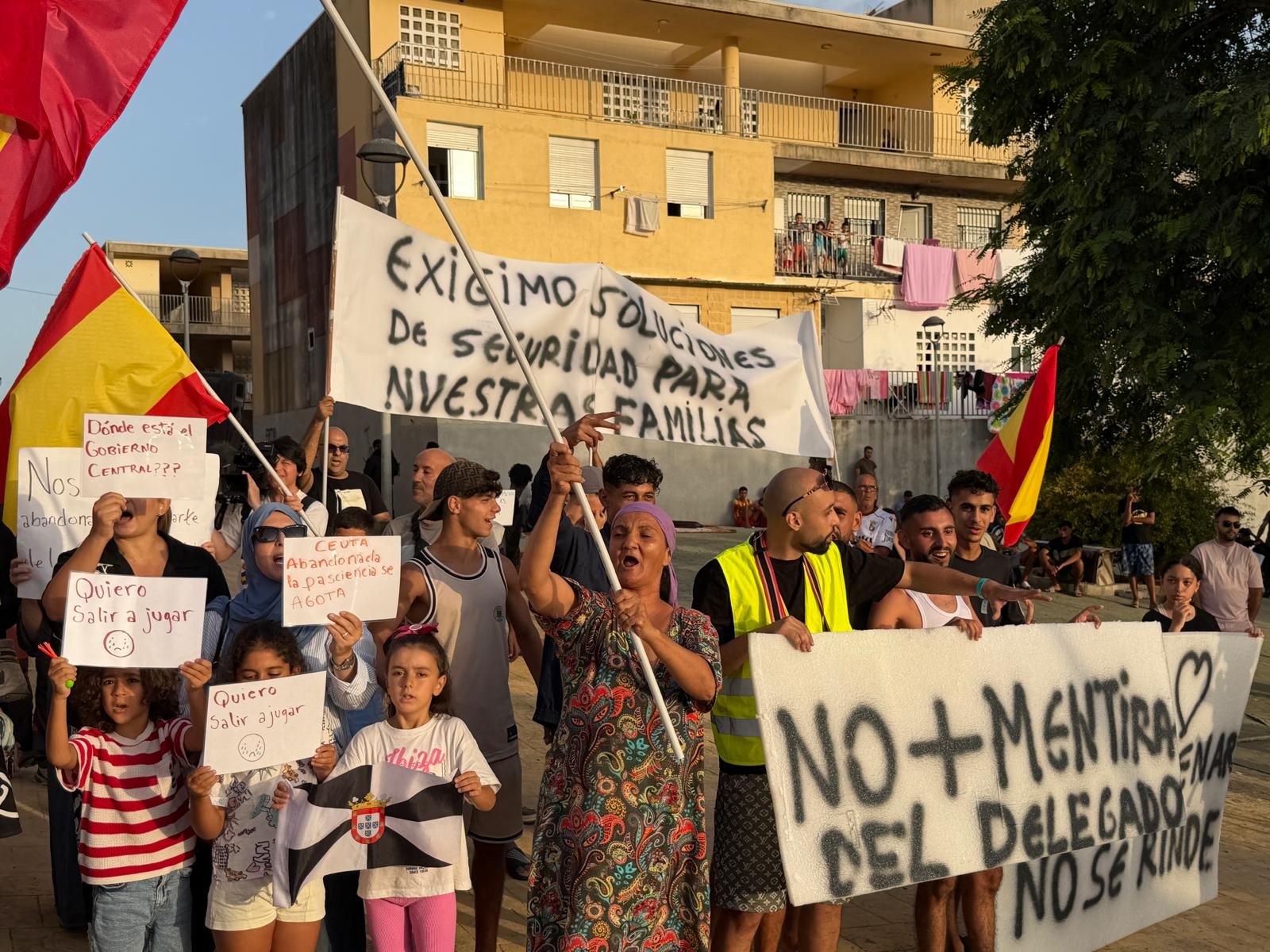 Cerca de un centenar de vecinos vuelve a concentrarse frente al centro temporal de acogida instalado en la explanada de embolsamiento