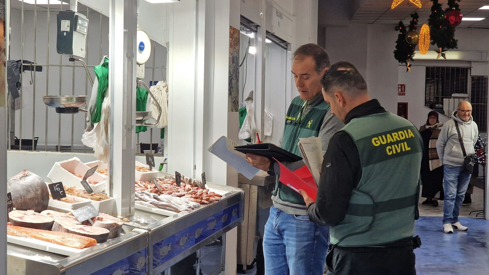 Dos agentes de la Guardia Civil durante la inspección sanitaria en el Mercado Central
