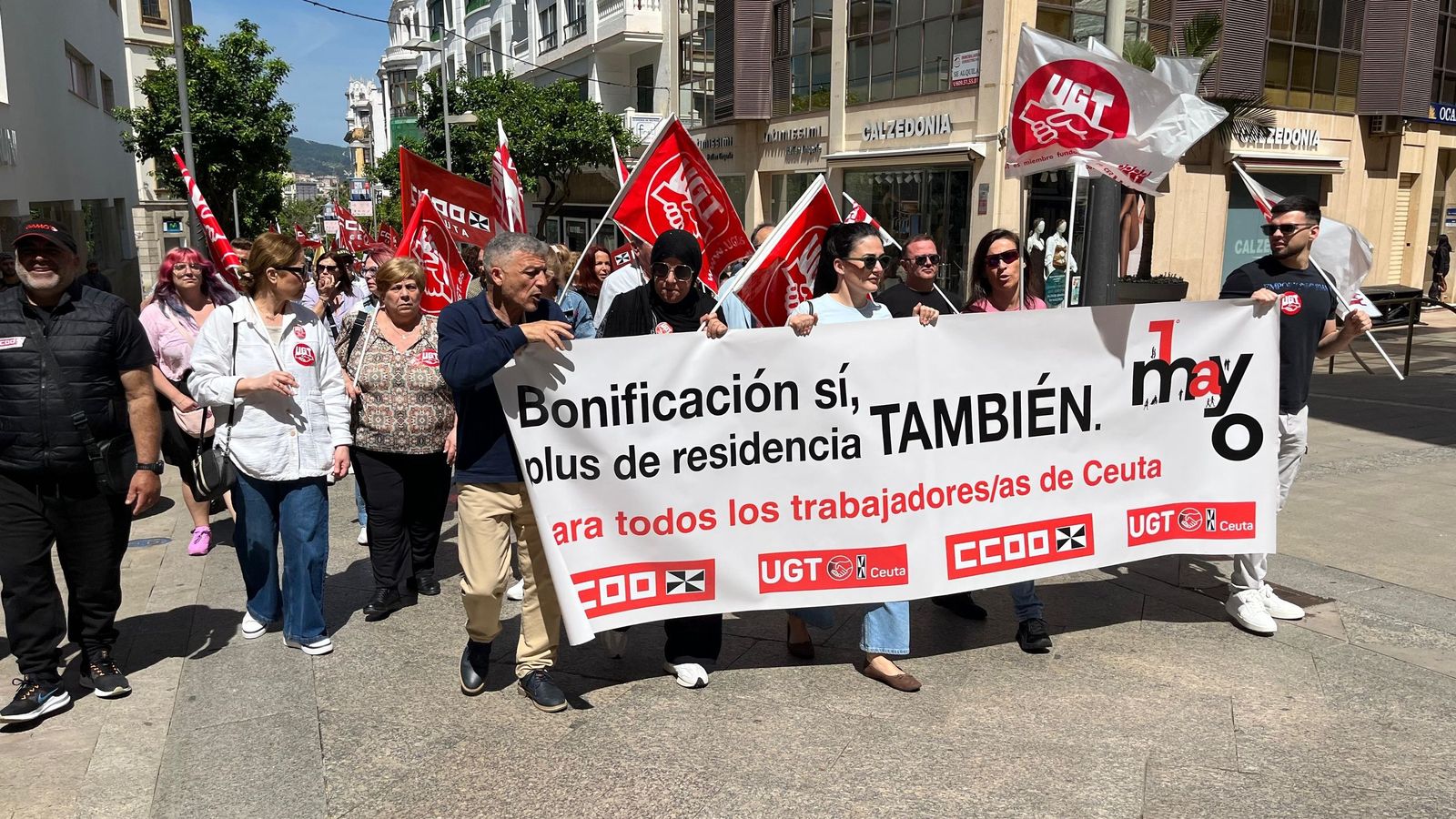 Manifestantes portan una pancarta en la que exigen la aplicación del plus de residencia
