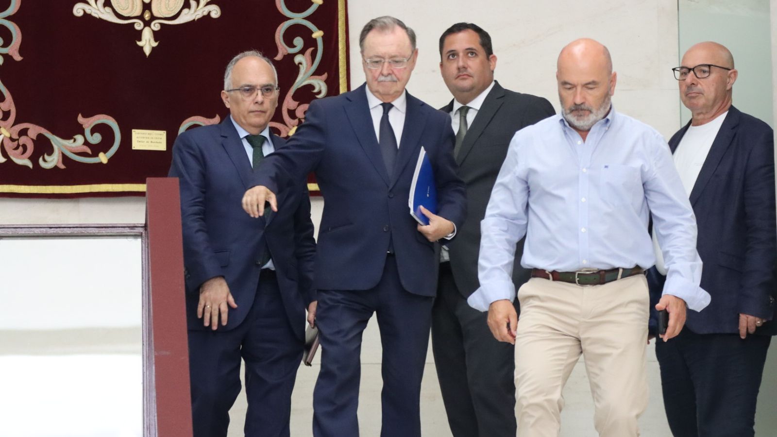 El presidente de Ceuta y varios miembros del Gobierno, en camino a la sala de prensa del Palacio Autonómico para su comparecencia