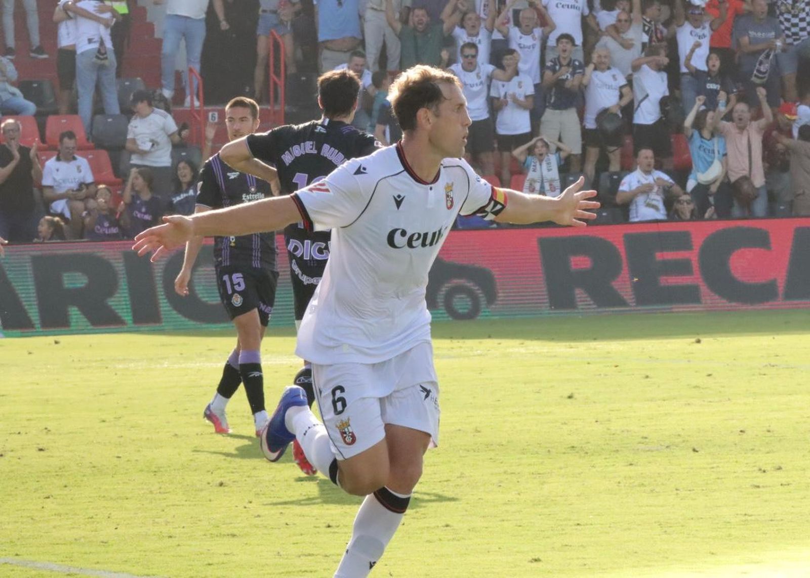 Carlos Álvarez celebra el gol del empate