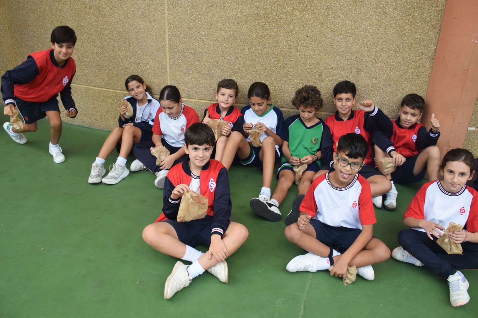 FOTOGALERÍA | El Castañero visita el Colegio San Daniel para 'encender' la tradición de La Mochila