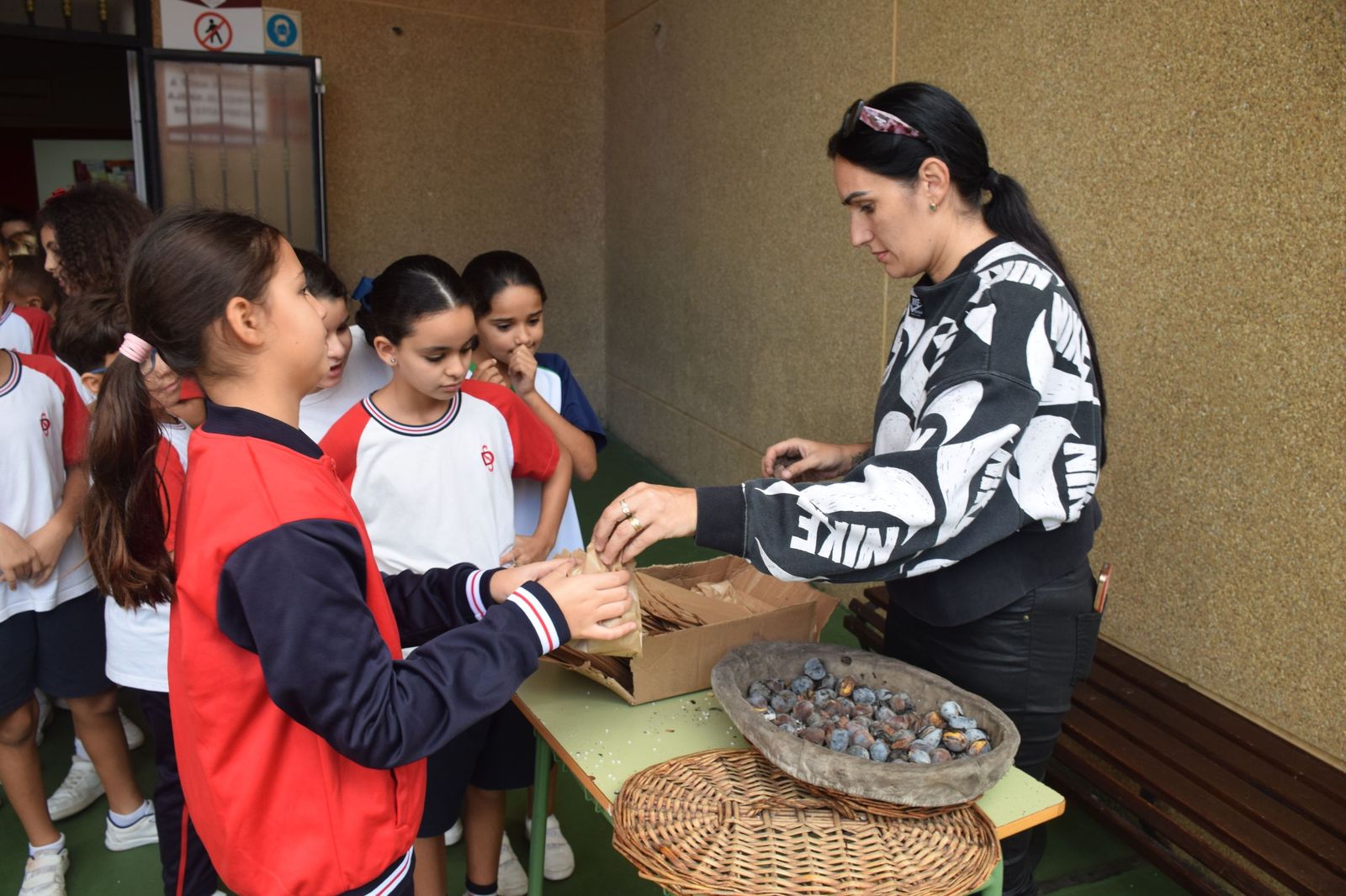 FOTOGALERÍA | El Castañero visita el Colegio San Daniel para 'encender' la tradición de La Mochila