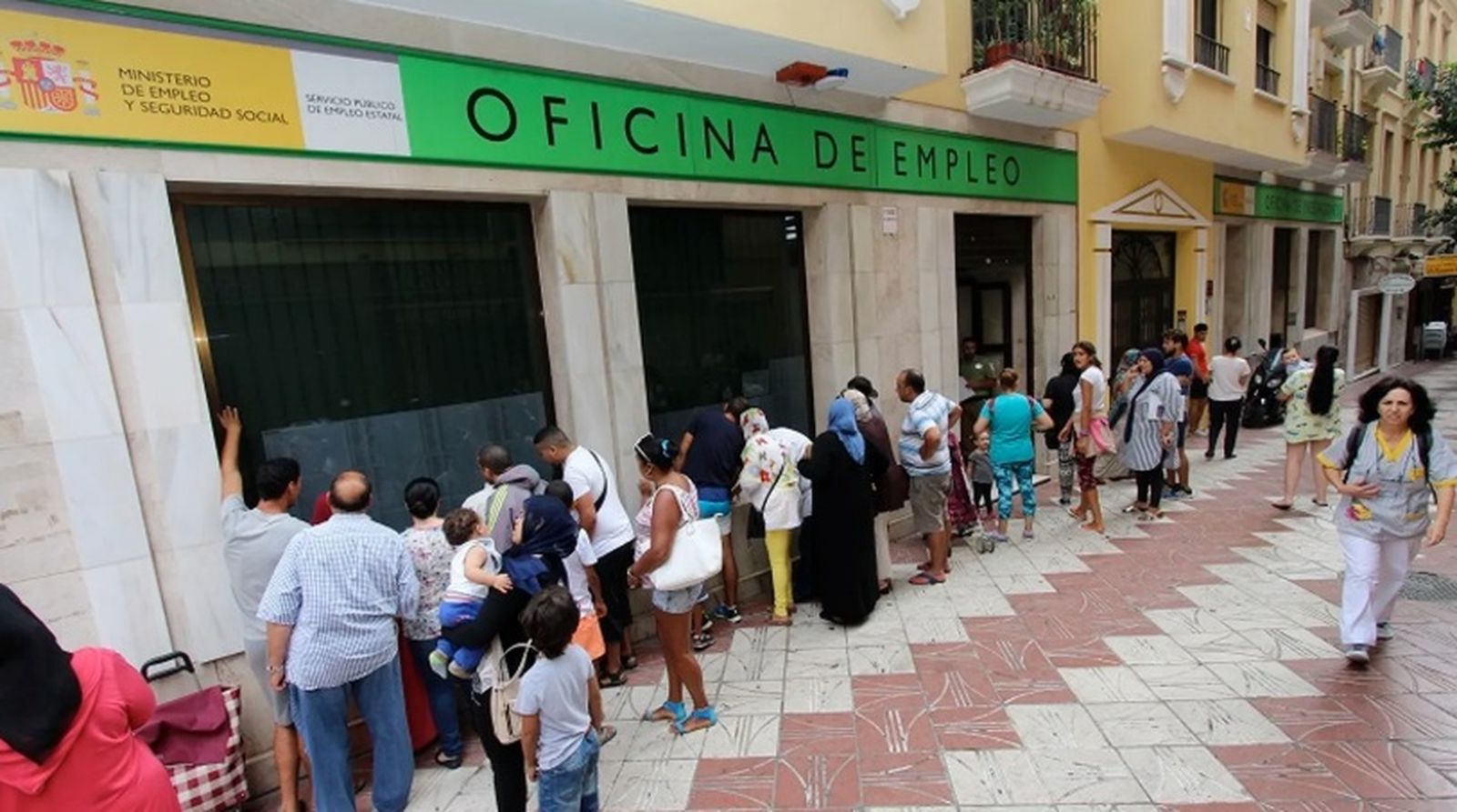 Ciudadanos de Ceuta a las puertas de la Oficina de Empleo en una fotografía de archivo
