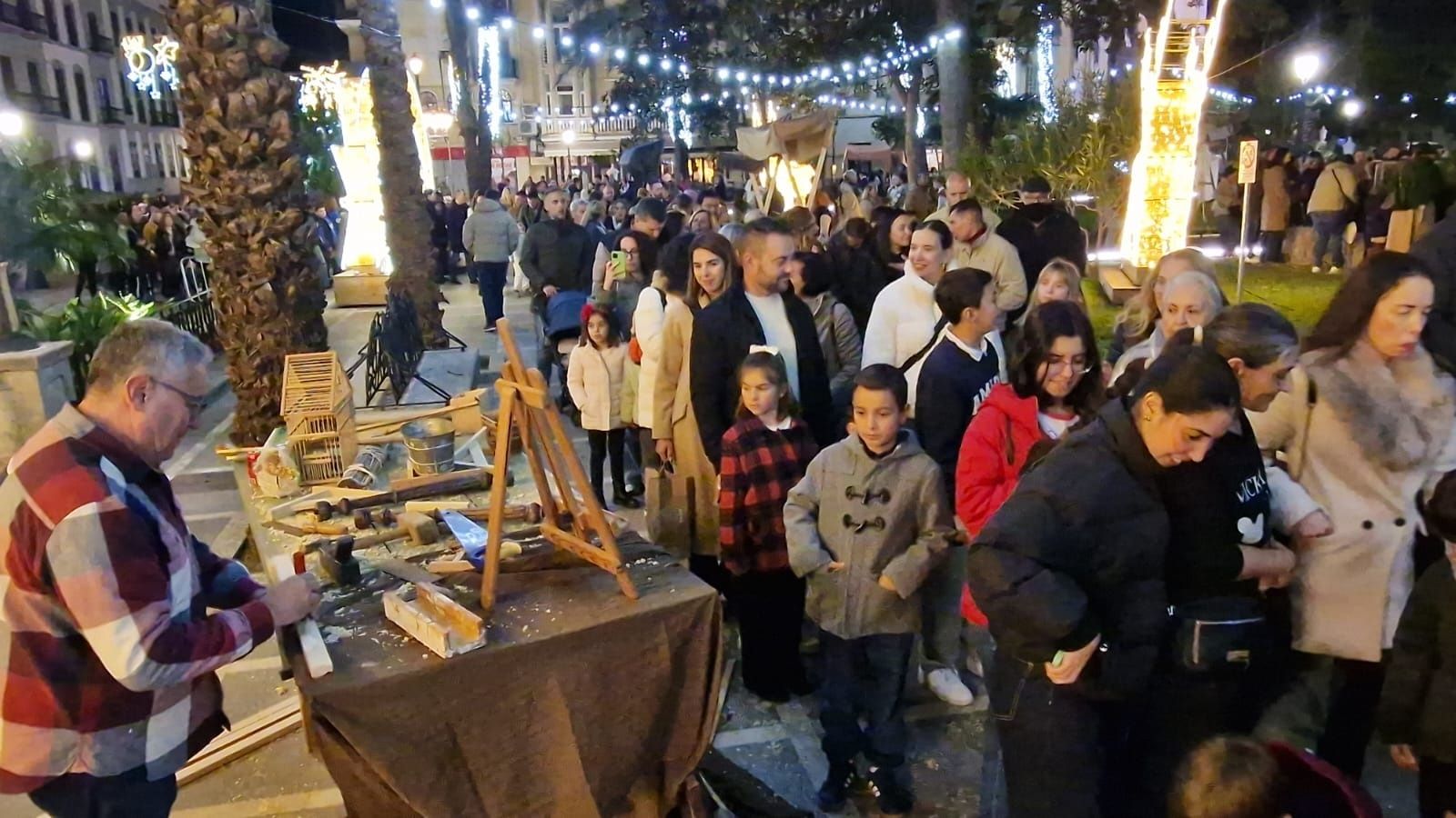 La plaza de África se transforma en Belén en una tarde mágica en pleno corazón de Ceuta