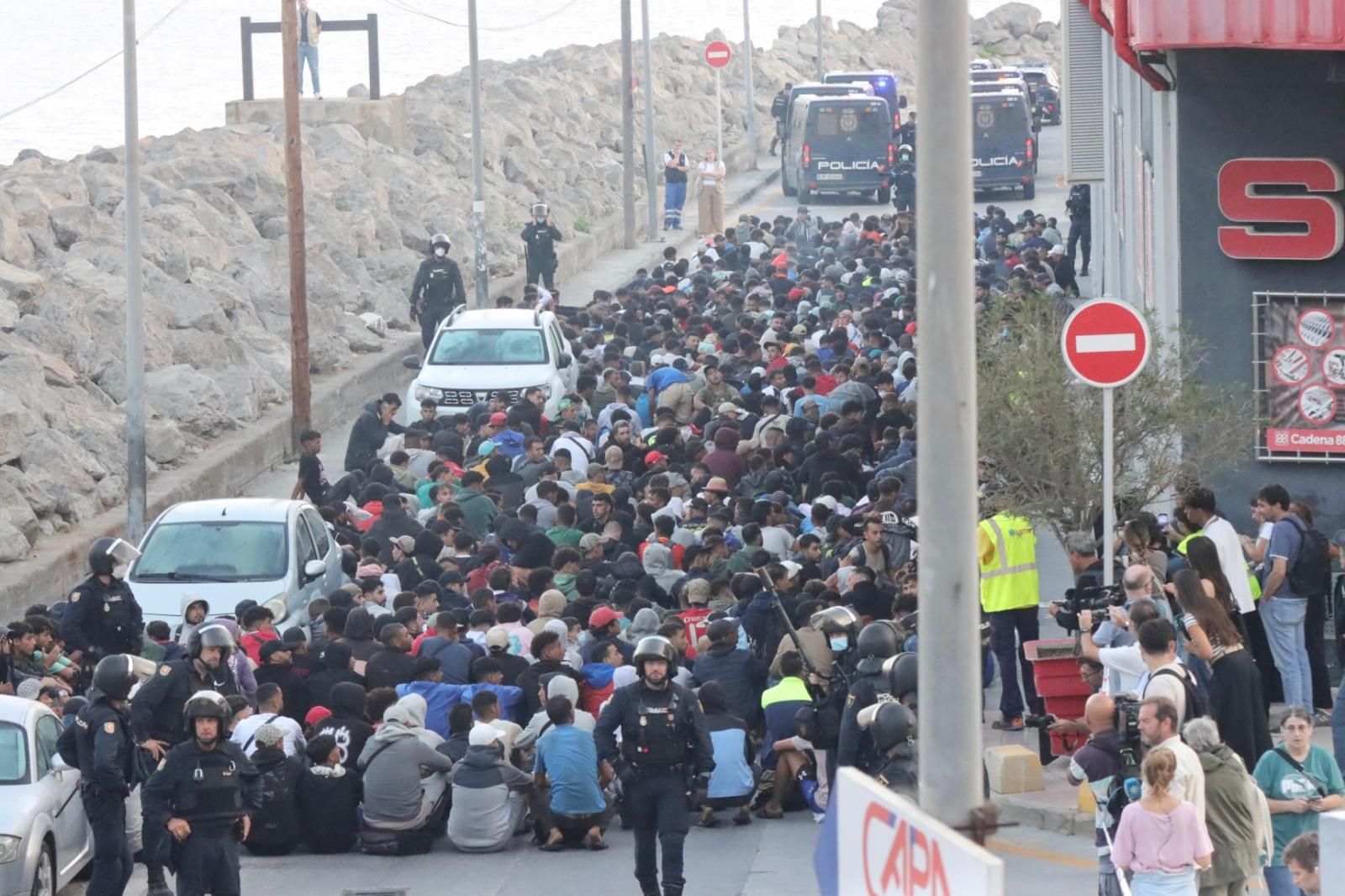 Comienza el traslado de los migrantes de Benítez y el Trampolín al centro temporal del puerto