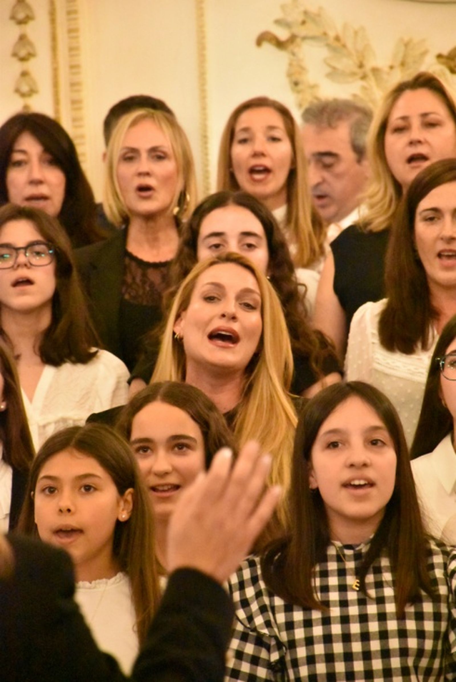 La cantante ceutí Nazaret Compaz, entre las miembros del coro. / FOTO NICOL´S