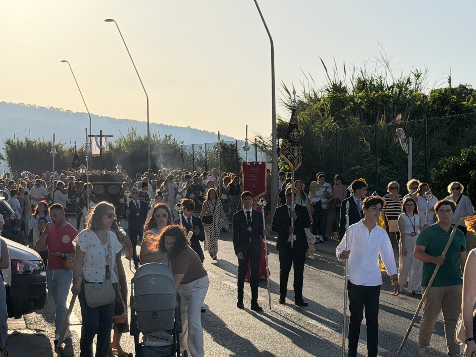 Emotiva procesión de la Cruz de Mayo de Parques de Ceuta por la barriada
