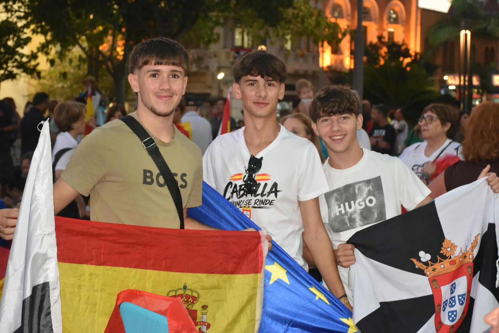 La Plaza de los Reyes se convierte en un gran salón para arropar a Vivas