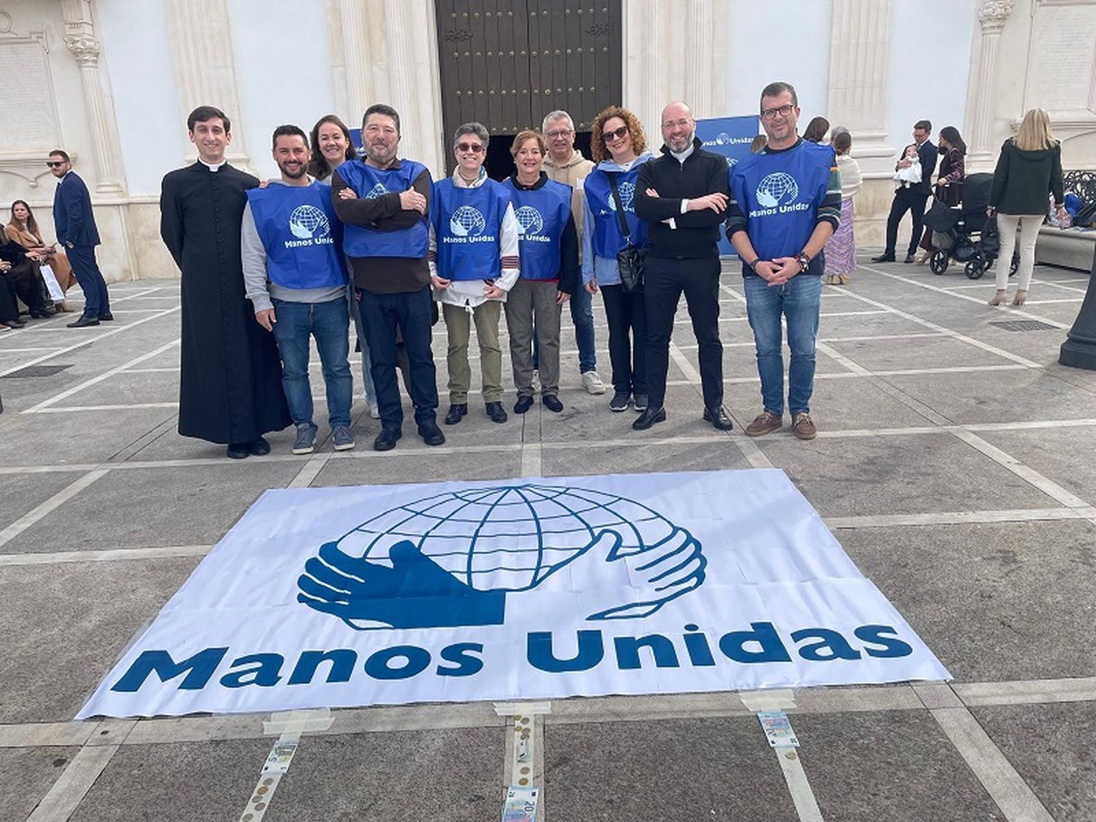 Varios miembros de Manos Unidas posan junto al vicario general de Ceuta este sábado. / FOTO REDUAN