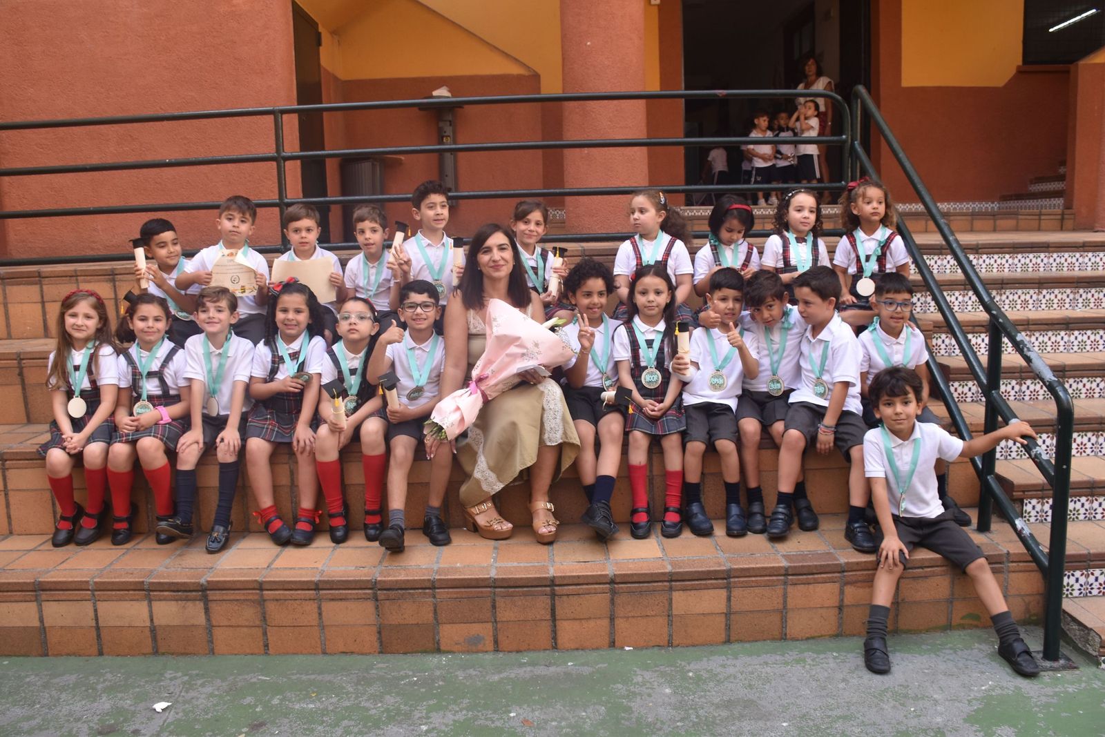Las lágrimas de orgullo toman el CC Beatriz de Silva en la graduación más especial de sus pequeños
